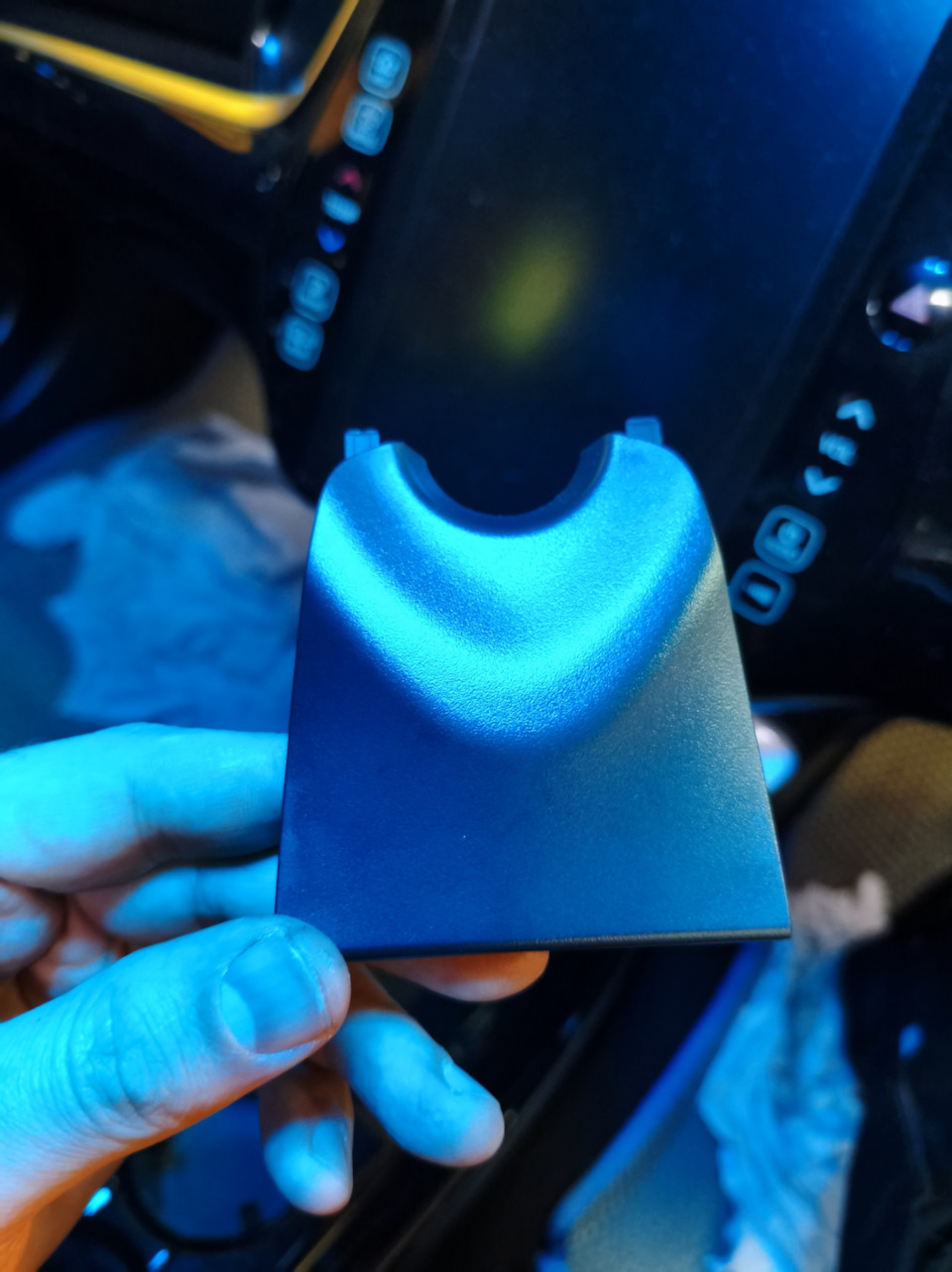 А вот и маленькая, которая не вставала, когда стояло предыдущее зеркало — Toyota Prius Plug-in Hybrid (2G)