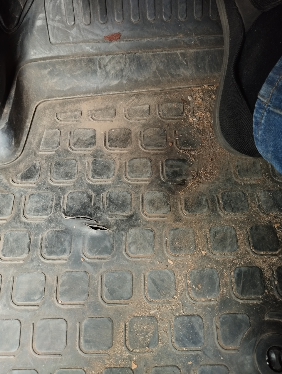 Водительский коврик своё отъездил — Chevrolet Niva (1G)