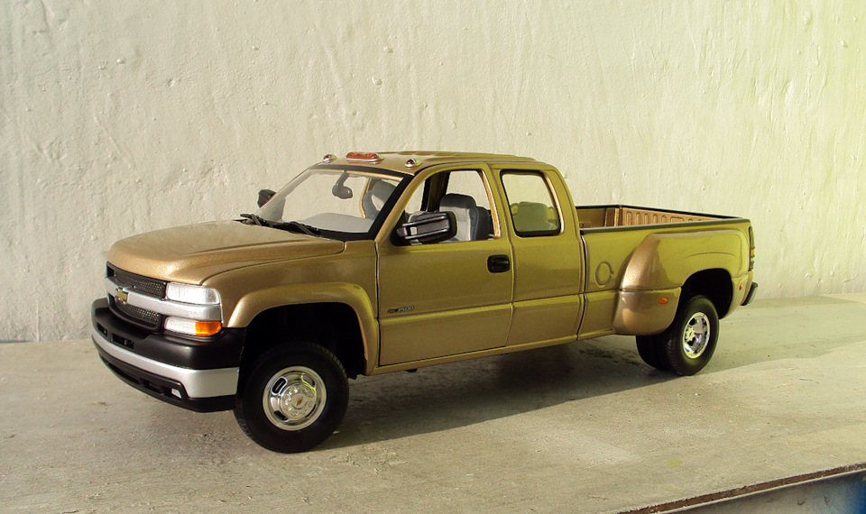 1:18 Anson Chevrolet Silveradoシボレーシルベラード Chevrolet Silverado 3500 HD (1:18 Anson) вторая молодость
