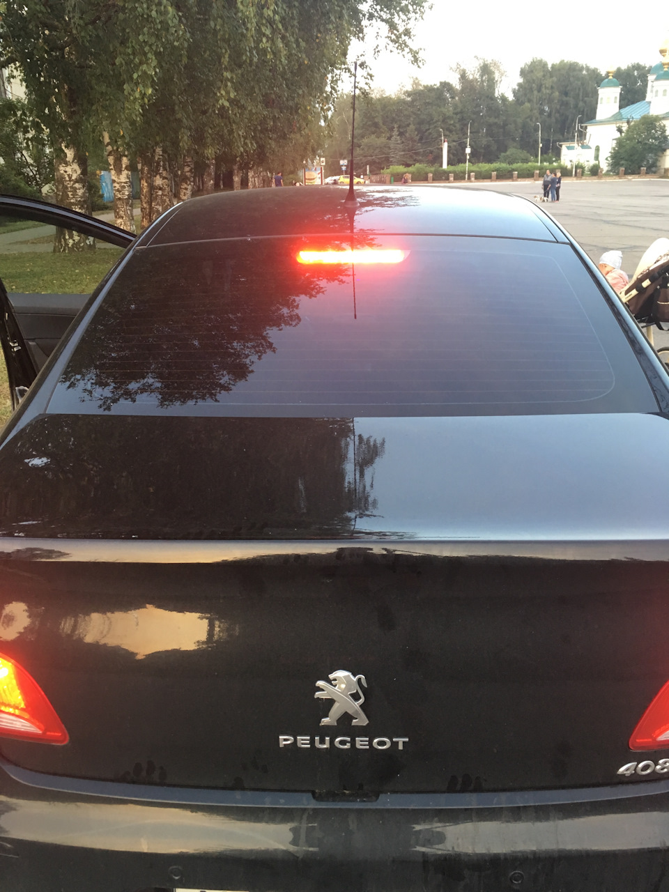 Вырезал тонировку под стоп-сигнал — Peugeot 408 (1G)