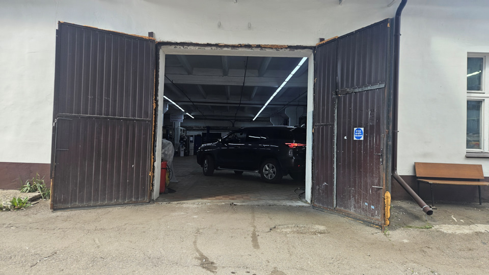Въезд в слесарку — Toyota Fortuner (2G)