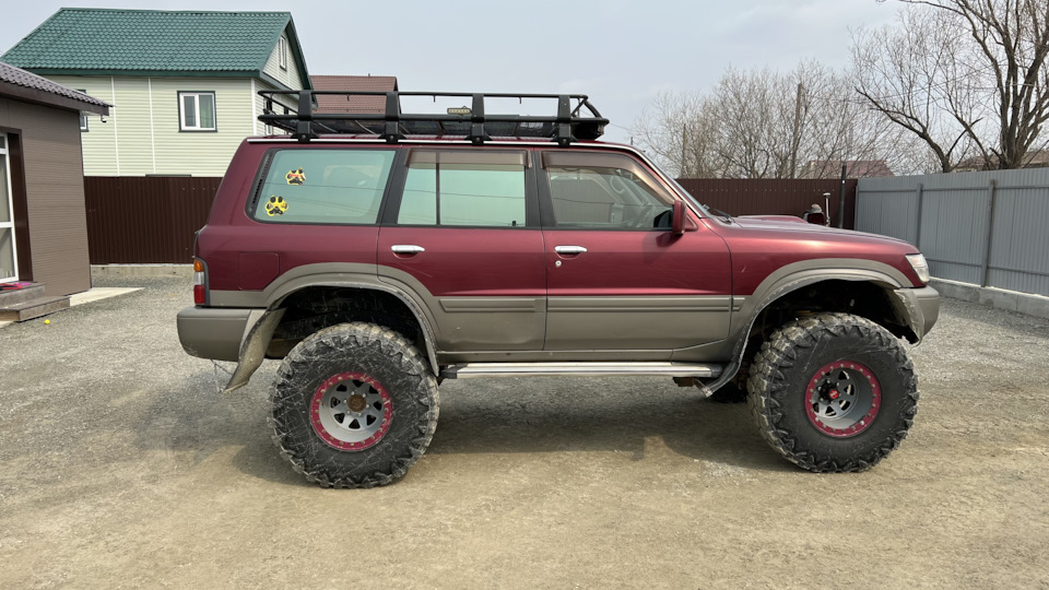 На задней двери видно следы борьбы с деревом ) — Nissan Safari (Y61)