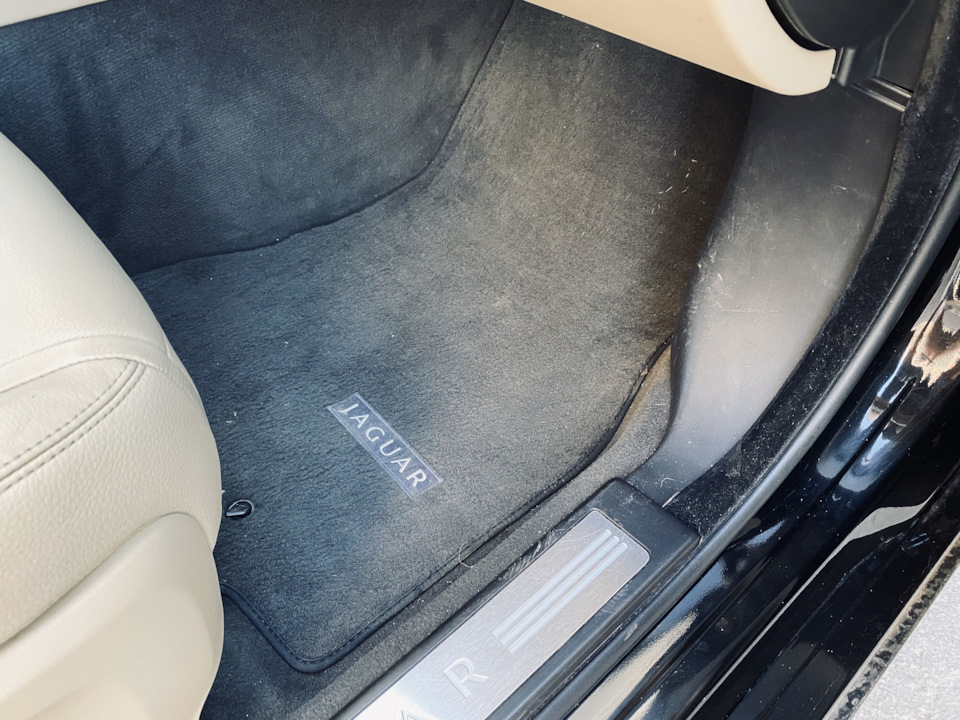 Старый пассажирский — Jaguar XF (1G)