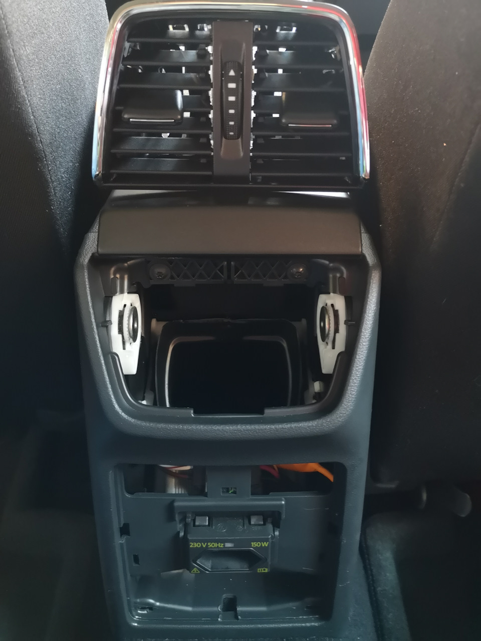 Снимаем дефлектор воздуховода и накладку на розетку 230В — Skoda Octavia A7 Mk3