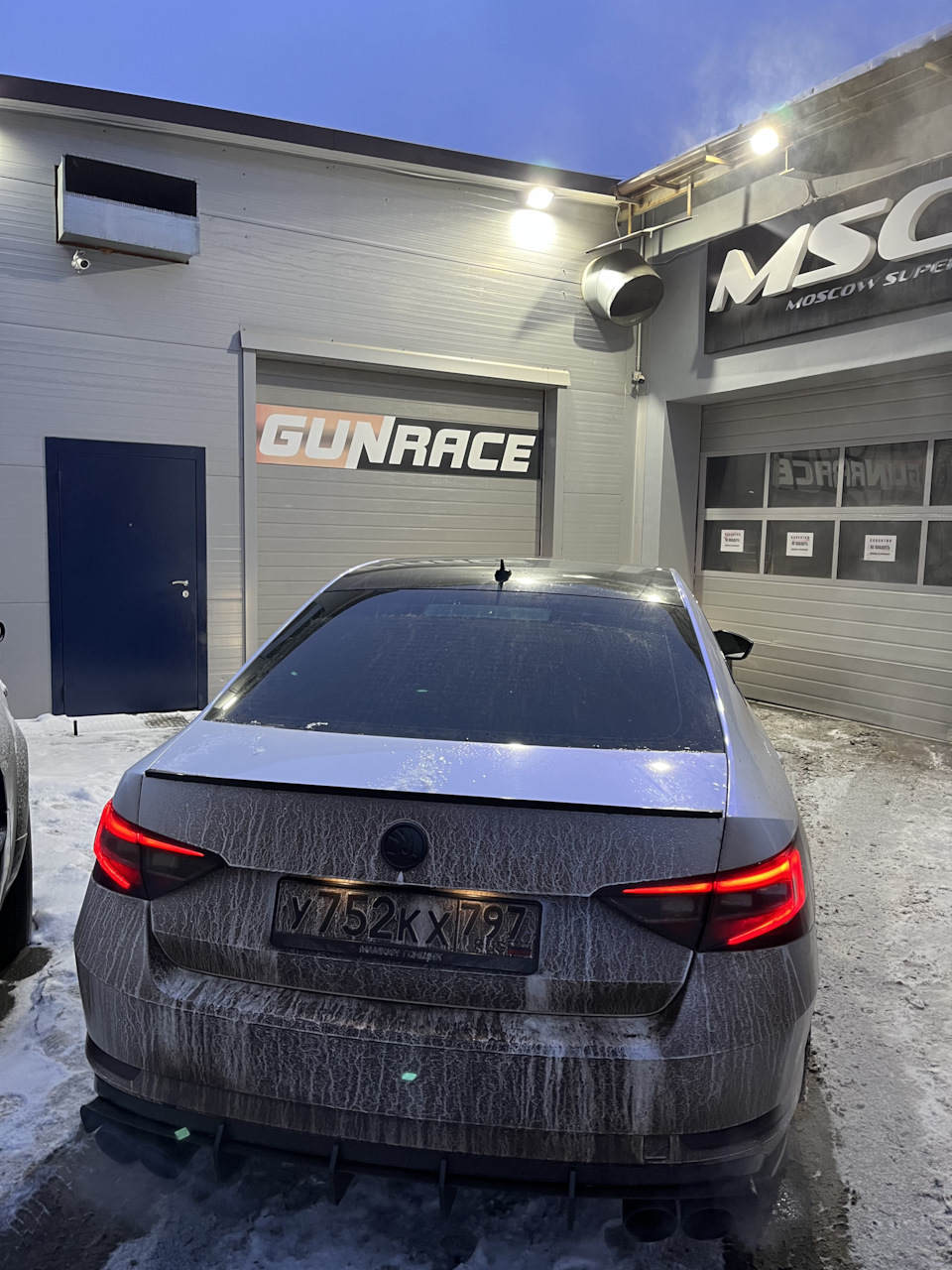 Погода жесть была в тот день, еле доехал 🐽 — Skoda Superb Mk3