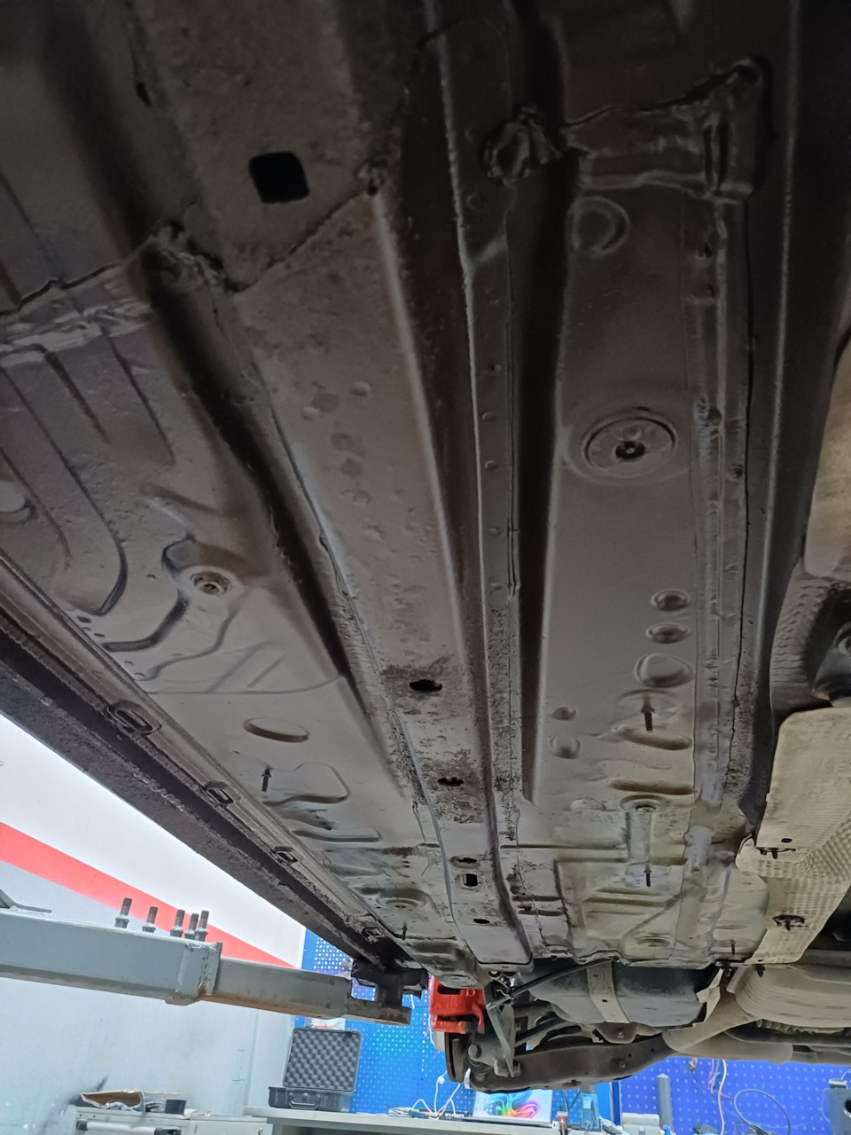 Днище — Skoda Octavia Combi A7 Mk3