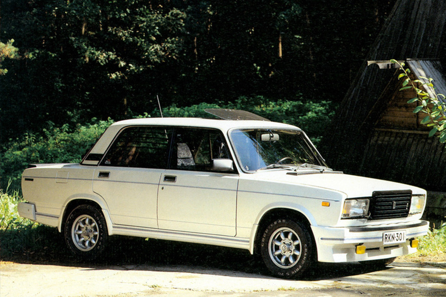 Konela Lada 2107 Turbo Konela — завораживающие 6 букв для всех фанатов классики. Почему? Дело в том, что это не обычная. Финский импортер «Лады» превратил обычный седан в необычный, оснастив его турбиной! Мощность турбодвигателя довели до 110 л.с! Под стать была и внешность: от автомобиля буквально веет агрессией.Поговаривают, что максимальная скорость финского сорвиголовы превышала 180 километров в час, до которых был размечен спидометр. Но, скорее всего, это лишь миф… — Lada 2114