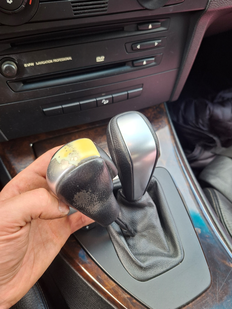 Паралельно поменял ручку акпп и водительский уплотнитель двери. — BMW 3 series Touring (E91)