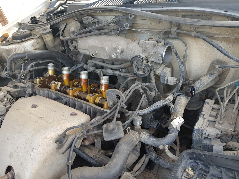 Здесь видно, что катушки заросли маслом:) — Toyota Caldina (210)