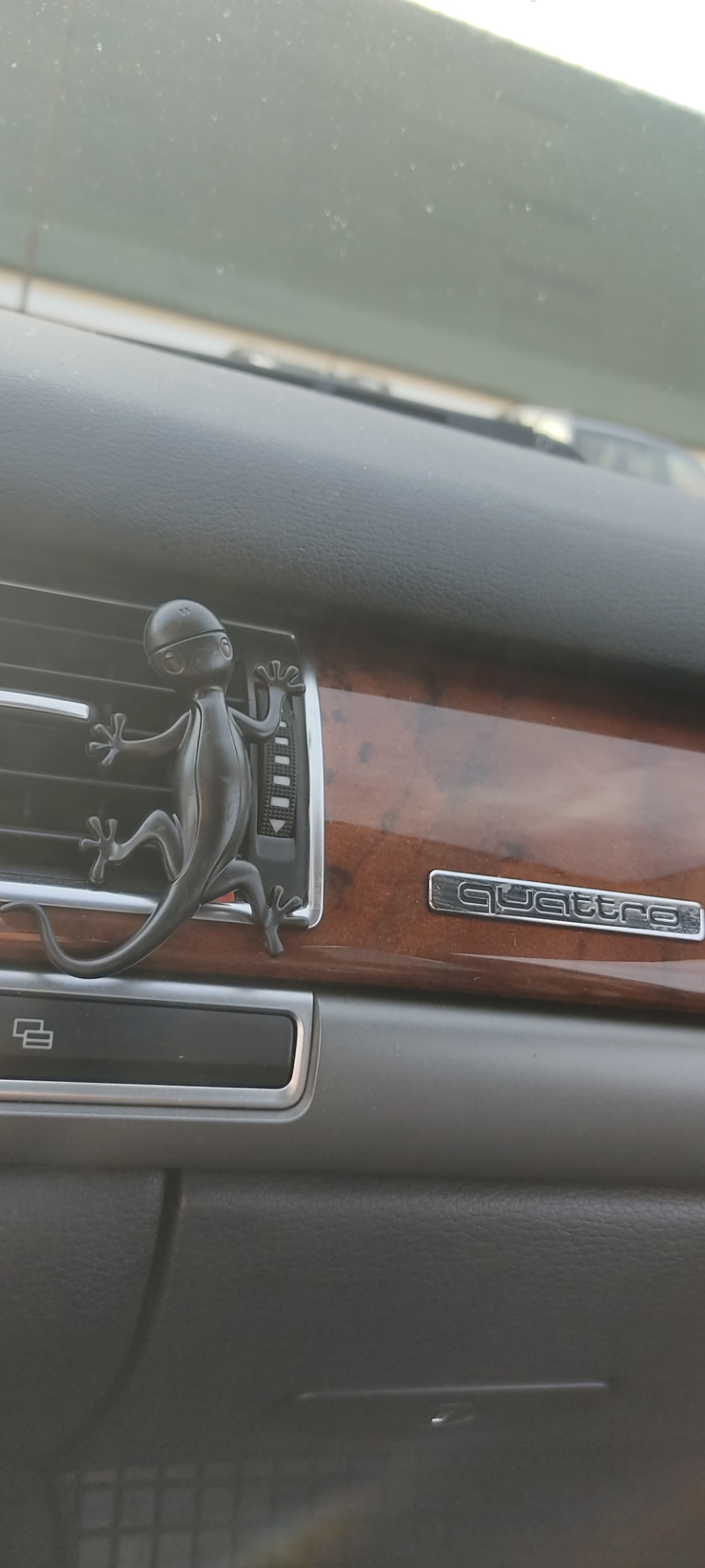 Photo from the logbook Audi A8 (D3)