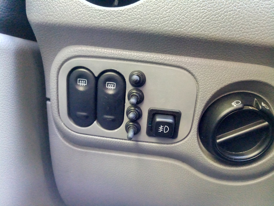 дві сестрички))) зліва рідна, заднє скло, справа дзеркала — Renault Kangoo (1G)