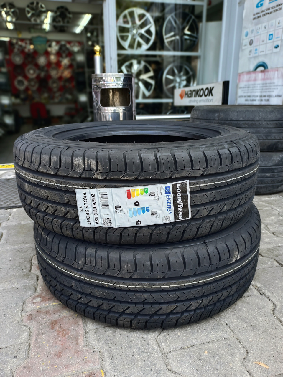 Фото в бортжурнале Renault Laguna III. Запчасти на фото: Goodyear Eagle Sport TZ 205/60R16