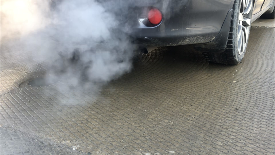 Явно то, что в топливо поступает охлаждающая жидкость. — Toyota Corolla (140/150)