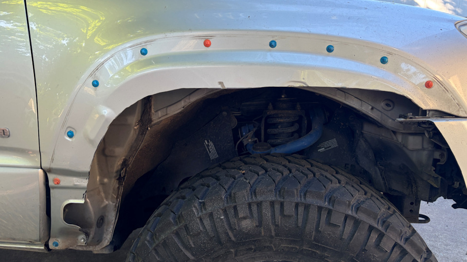 Металл крыла тоже подрезал, чуть короче пластика, чтобы не торчал — Toyota 4Runner (4G)