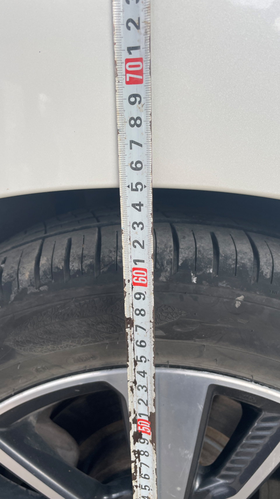Высота по задней арки до установки пружин — Nissan Leaf (2G). Запчасти на фото: 6012345