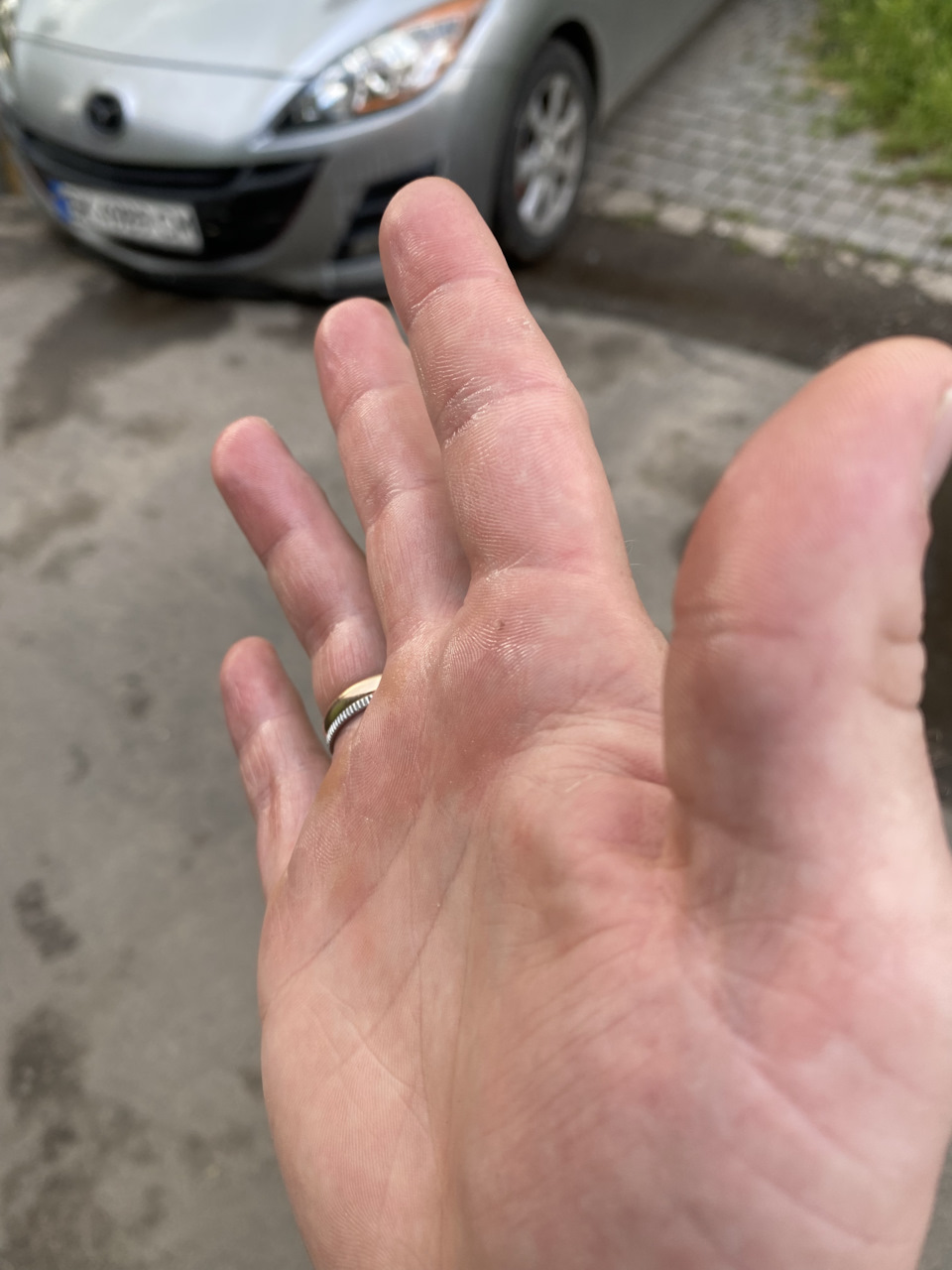 Здесь видно где кожа матовая, а где глянцевая. — Mazda 3 (2G) BL
