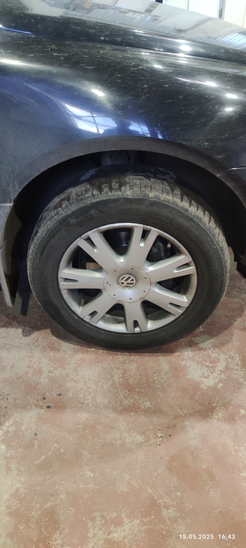 Ставим машину в режим домкрата и домкратим. — Volkswagen Touareg (1G)