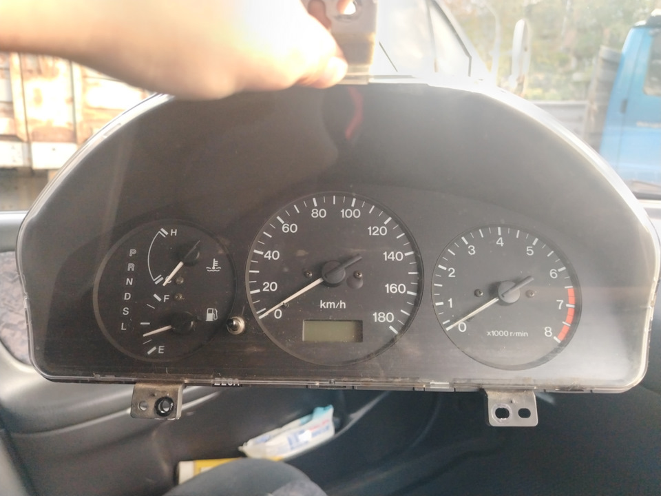 Приборная панель — Mazda Capella VI бензин, 2 л, 1998 года