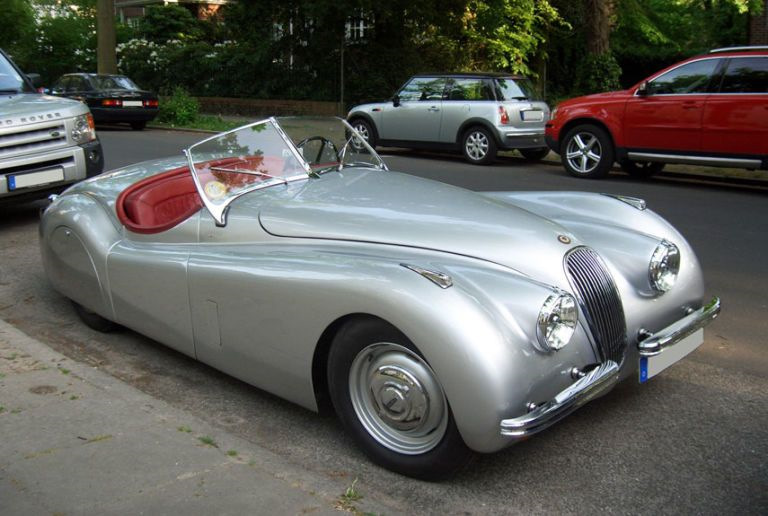 Jaguar XK120 (1948–1954) послевоенный британский автомобиль. Изящный стиль XK120 сильно контрастирует с внешним видом его довоенного предшественника, SS100. — Honda Clarity