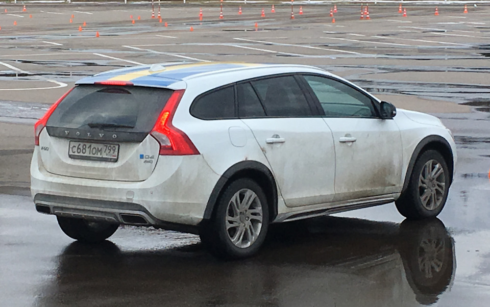 Очень мне импонирует V60 CC I, а с нанесённым на крышу флагом — так вообще огонь. :) Вот чтобы я затест-райвил бы с большим удовольствием! — Volvo V50