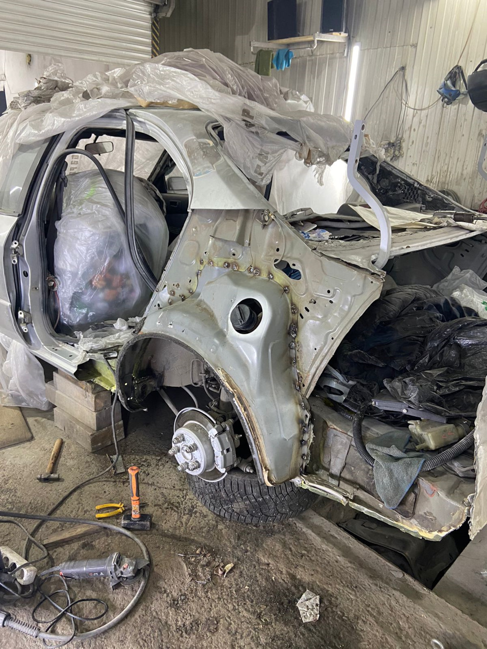 Все по штатным точкам обварили — Toyota Camry (V40)