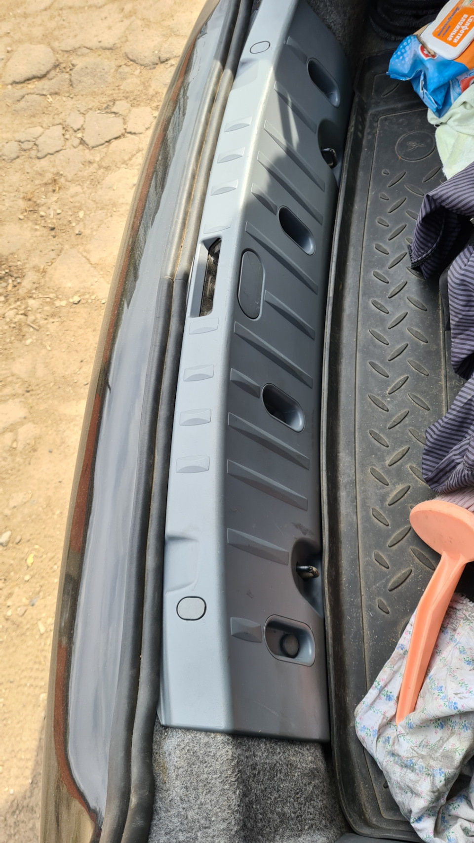 Заменил пластиковую обшивку багажника, старая в хлам, была поцарапана — BMW 3 series Coupe (E92)