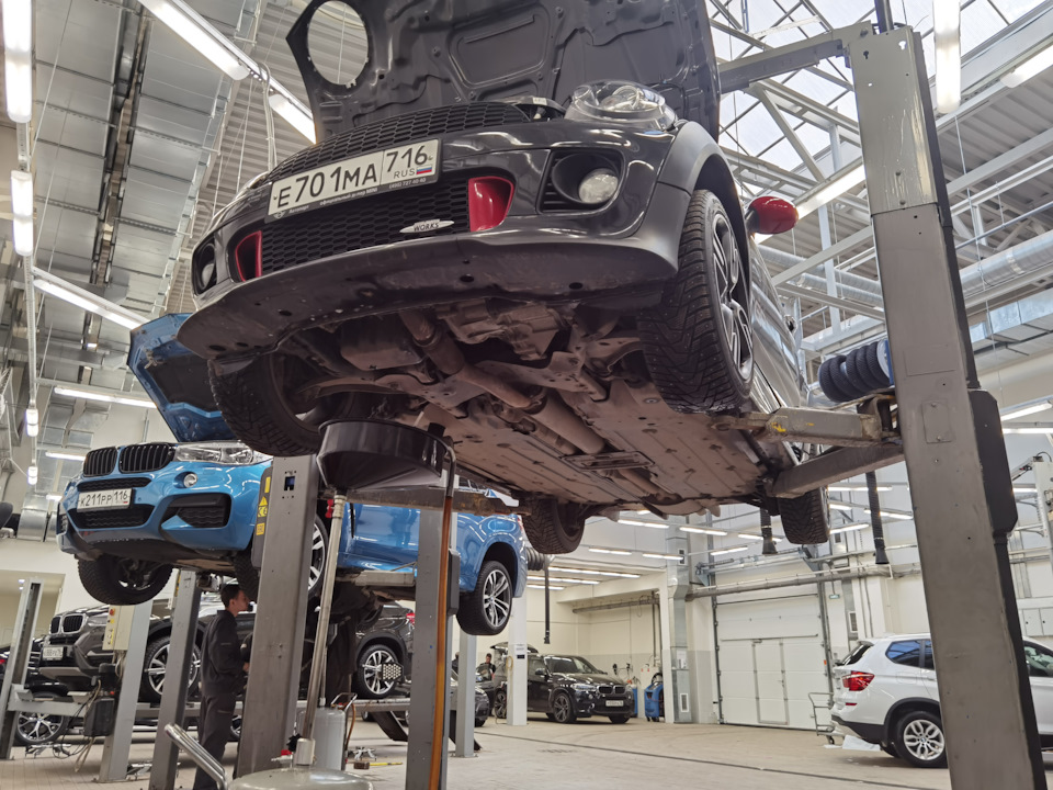 Пока сливалось масло я осмотрел кузов и подвеску на возможные проблемы — MINI John Cooper Works GP (R56)
