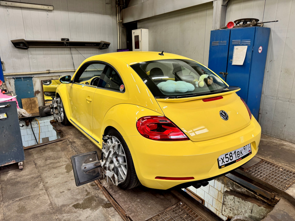 VW Beetle на регулировке сход-развала после работ по ходовой части