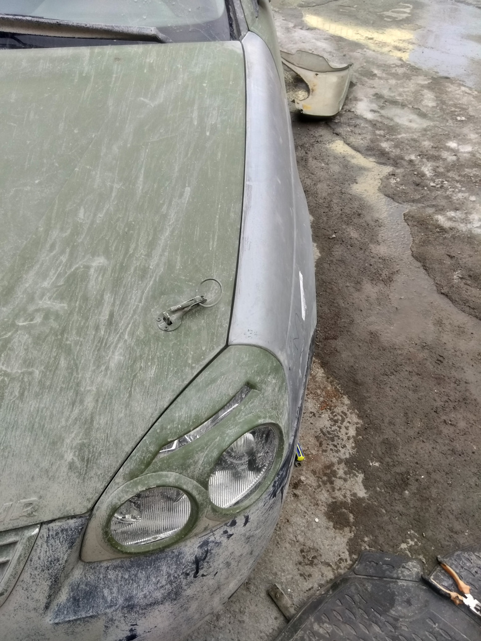 слева — Lada Приора седан