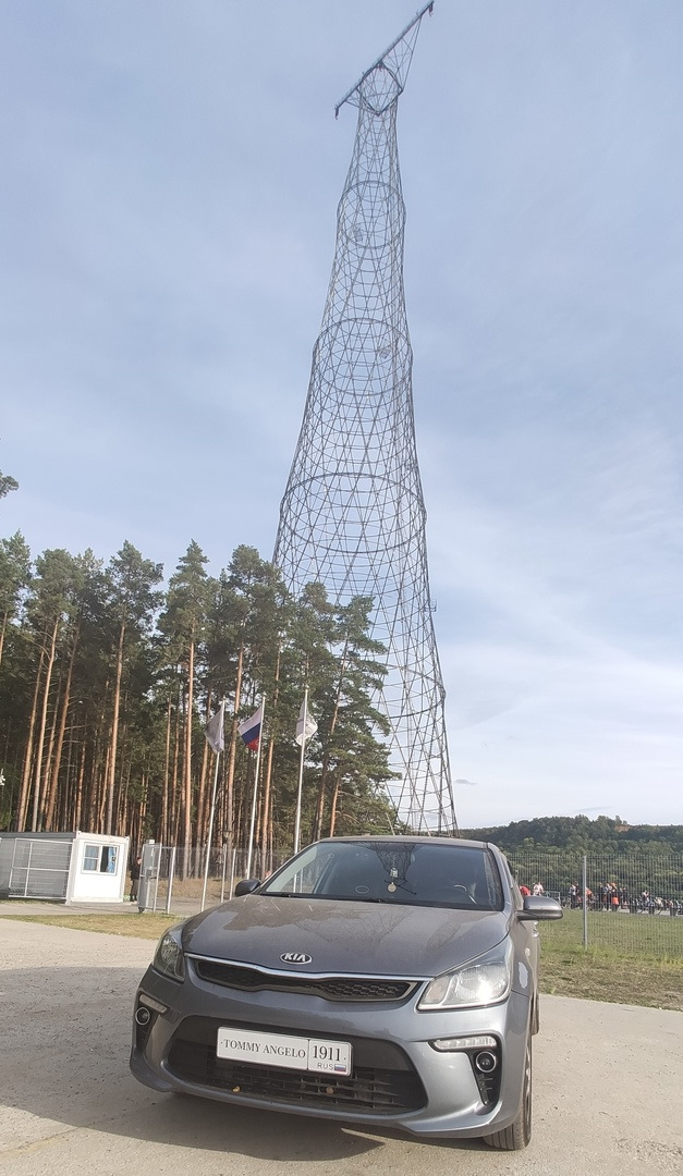 У Шуховской башни — KIA Rio (4G)