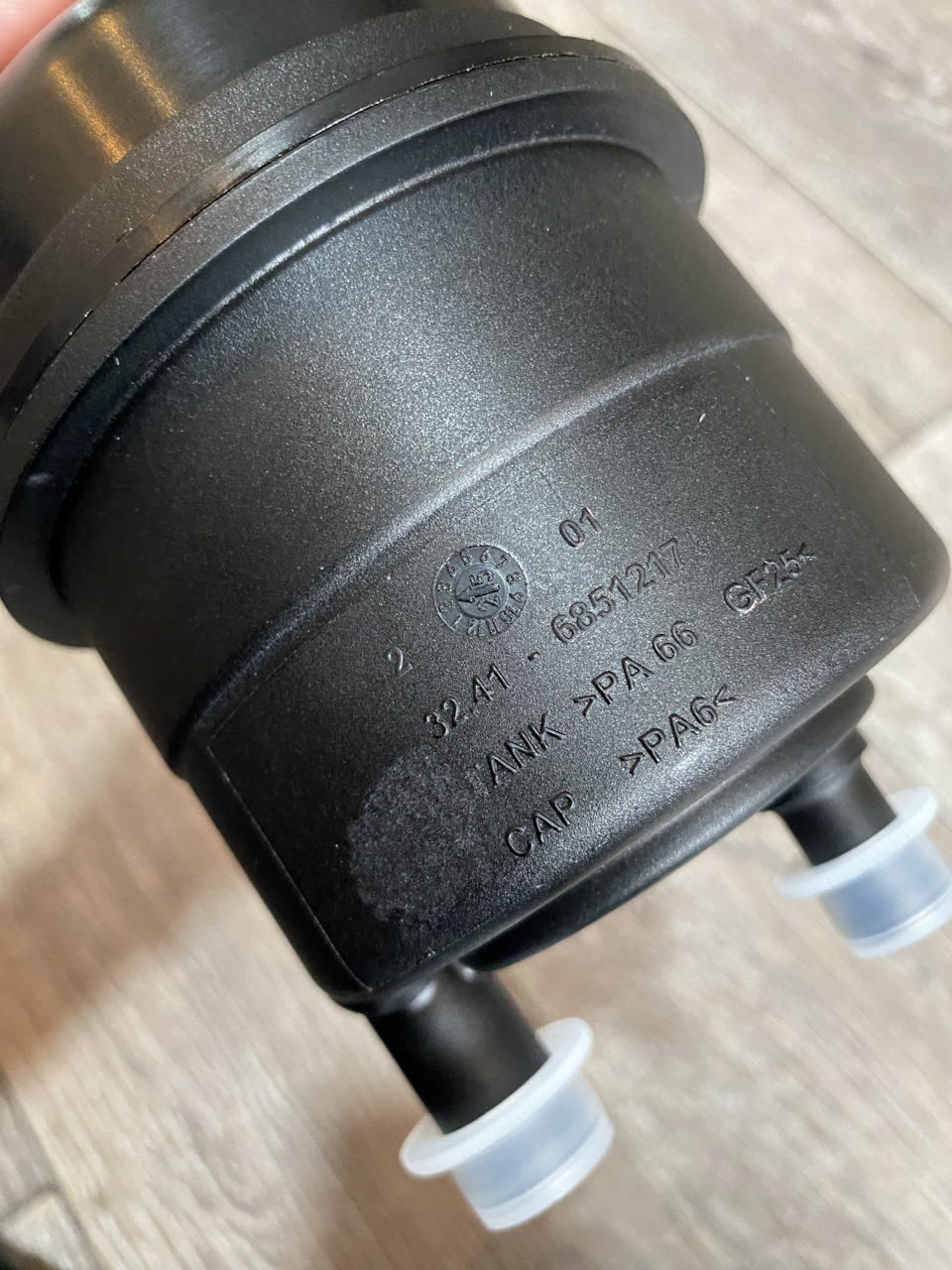 А вот с другой стороны. Затертый логотип BMW и оригинальный номер. — BMW 5 series (E39). Found on photo: 32416851217