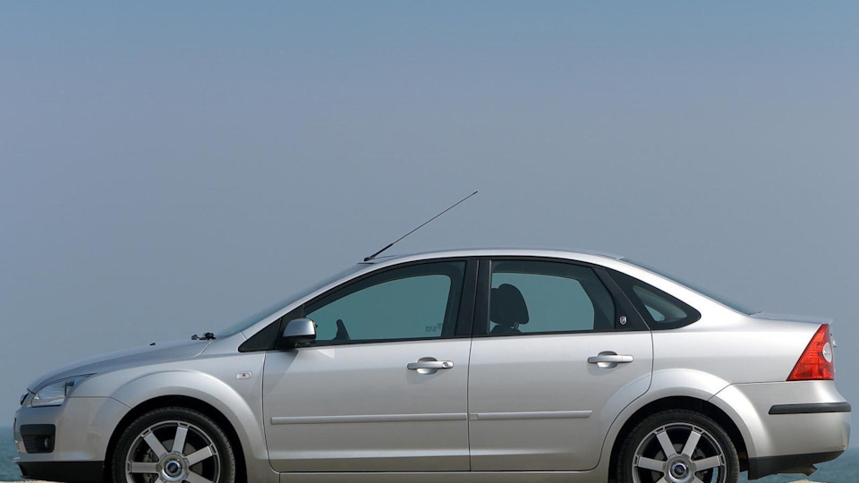 Ford Focus Sedan BlackSilver