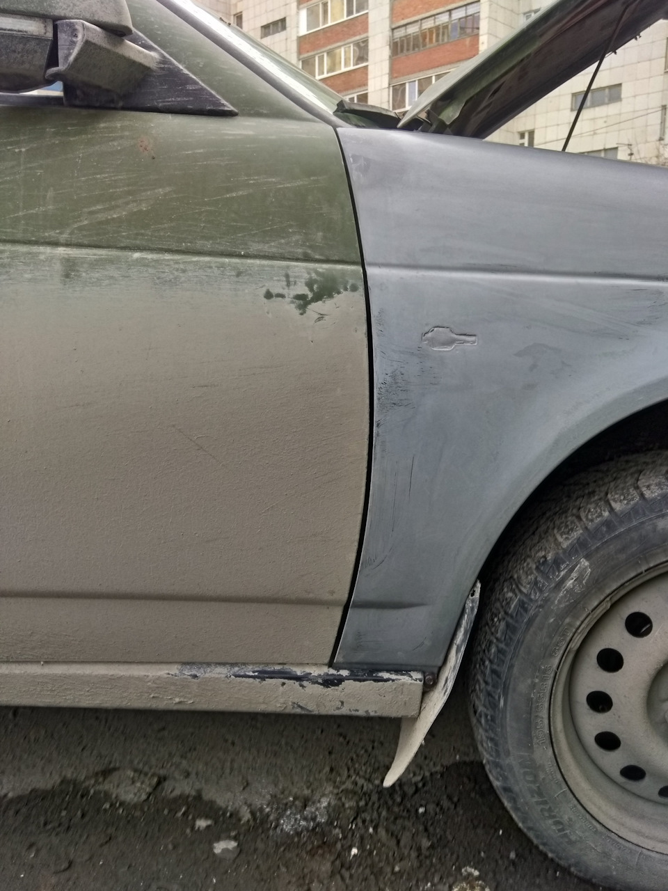 справа — Lada Приора седан