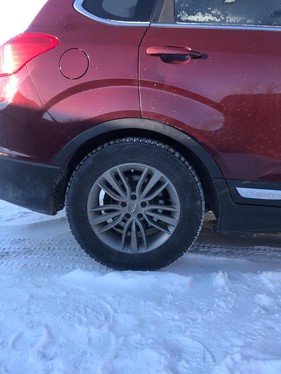 Справа — Chery Tiggo 5