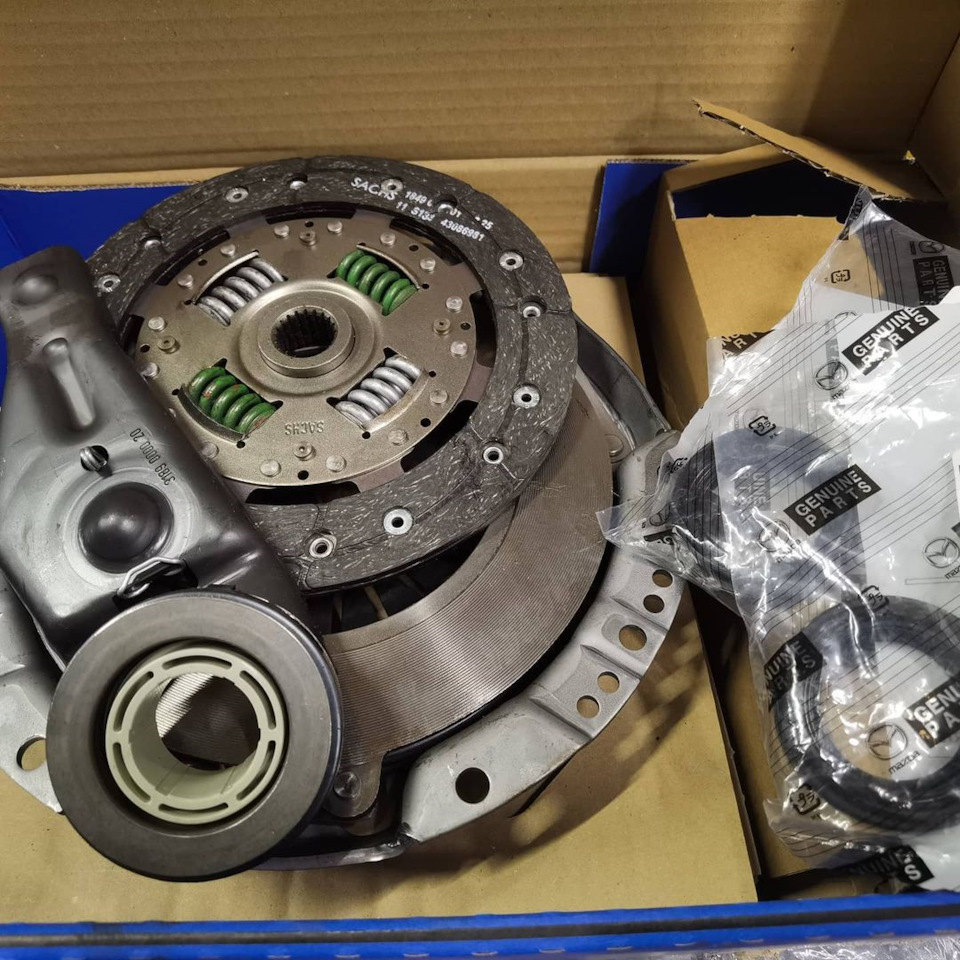 Sachs Арт. 3000 951 008 — Mazda 3 (1G) BK. Запчасти на фото: 3000951008