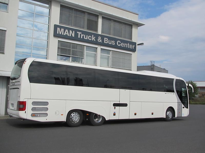 MAN Lion's Coach L Supreme (MAN Lion's Coach 100 Year Anniversary Edition) 2012-2017 Колесная арка обходит задние колеса, что придает ему шикарный вид и улучшает аэродинамику, эффективность использования топлива и защиту от брызг. — Honda Clarity