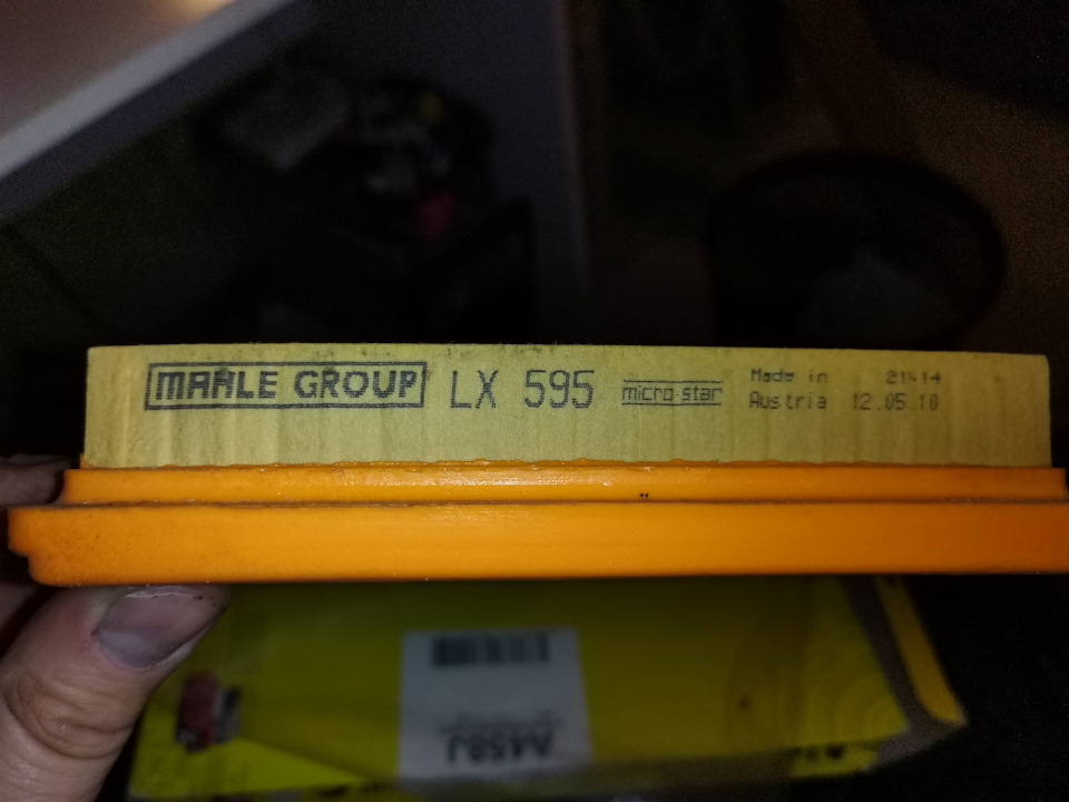 MAHLE LX595 — Mazda Premacy (1G). Запчасти на фото: LX595