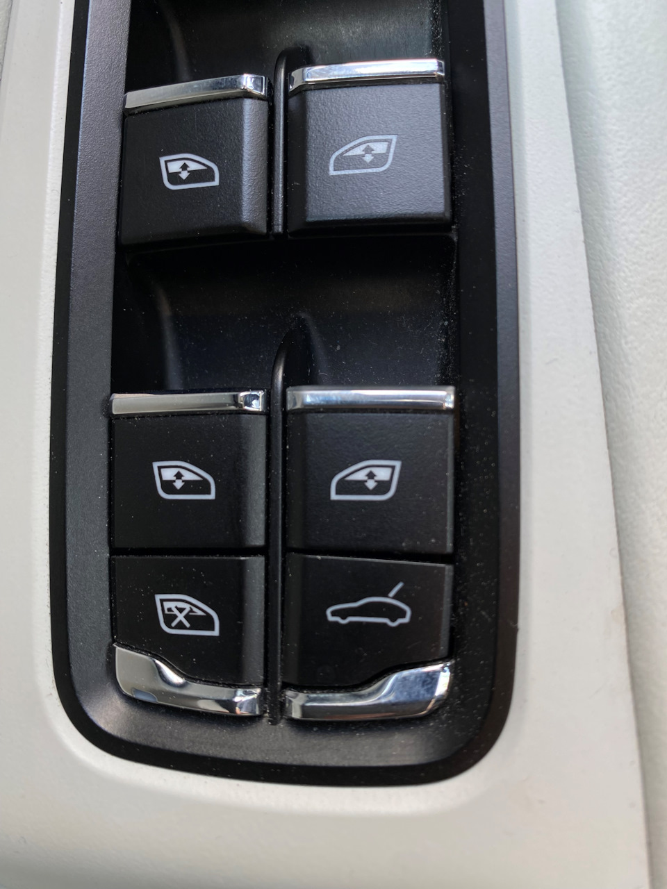 Нажимаем кнопку, лампочка погасла — Porsche Macan (1G)