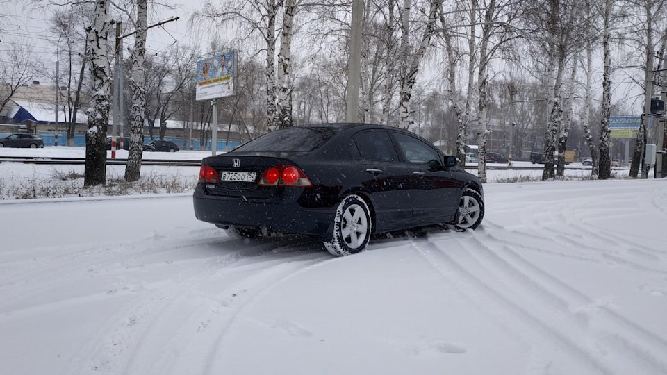 8 — Honda Civic 4D (8G). Запчасти на фото: 8725005