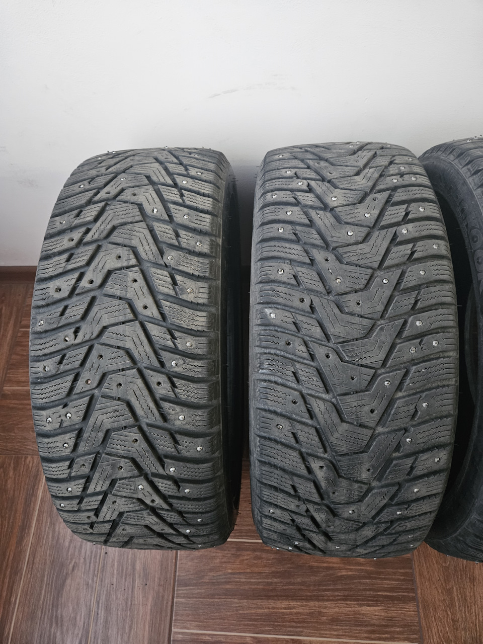 Hankook Winter I*Pike RS2 W429 посередине своего перерождения в нешиповку — FIAT 124 Spider. Запчасти на фото: Hankook W429 i Pike RS2