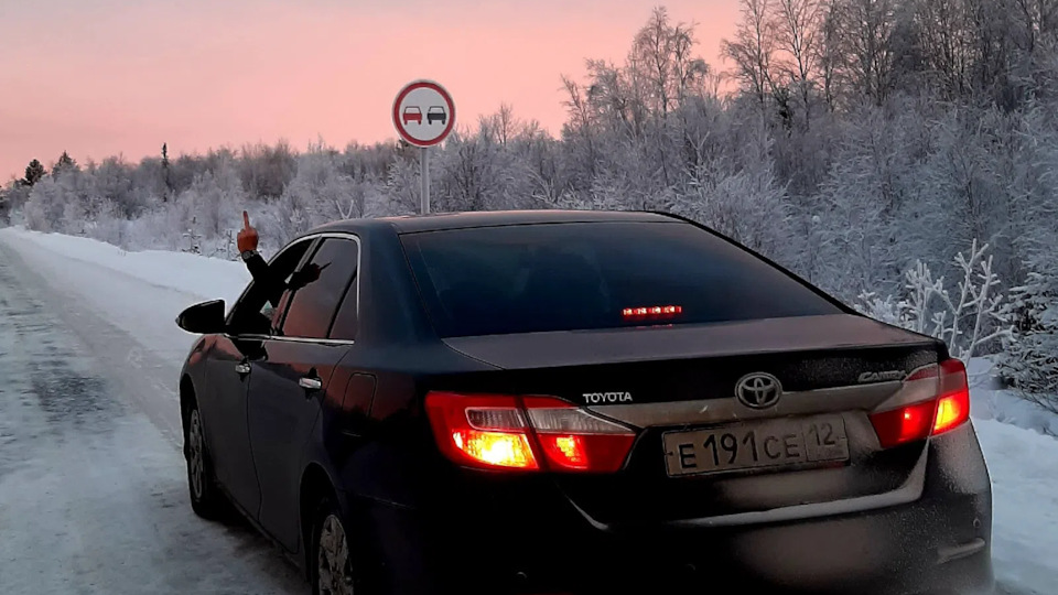 Toyota Camry Черный металлик
