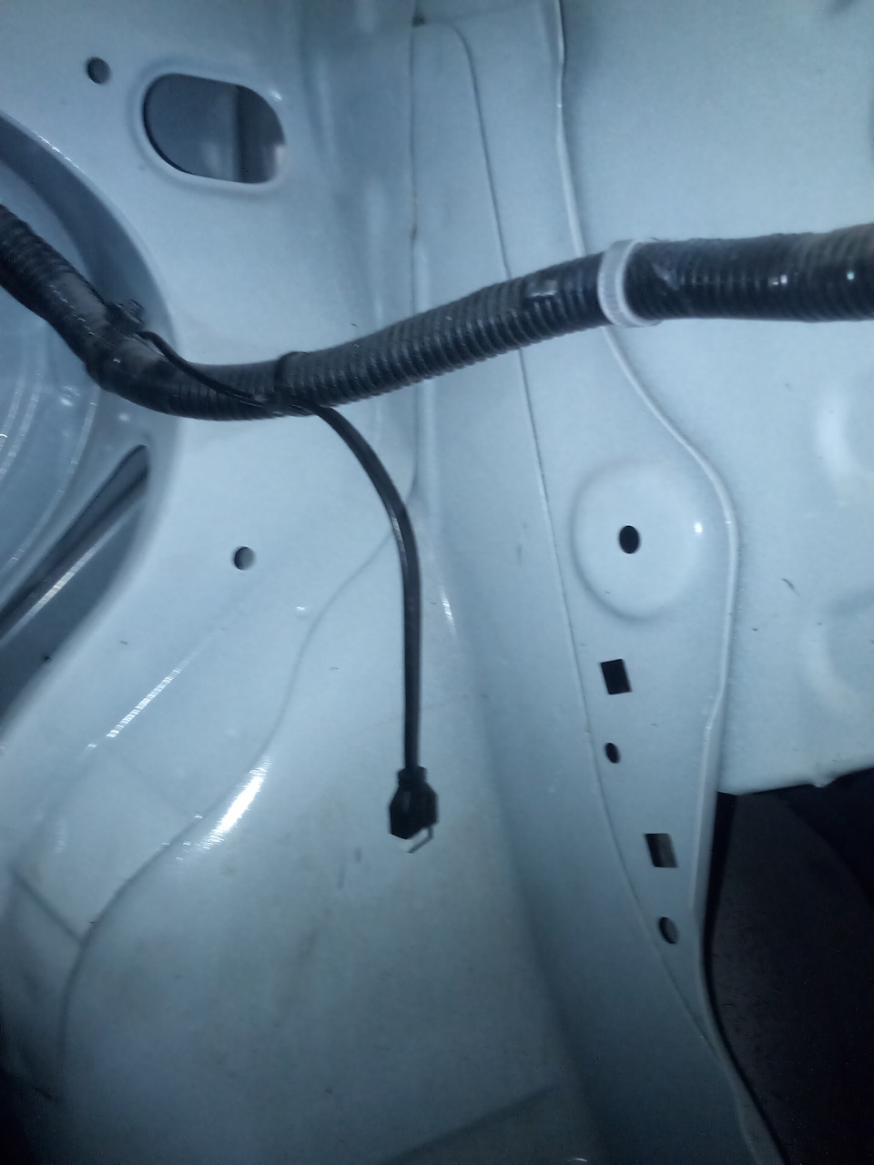 шнур от экранчика в богажнике — Nissan Tiida (2G)