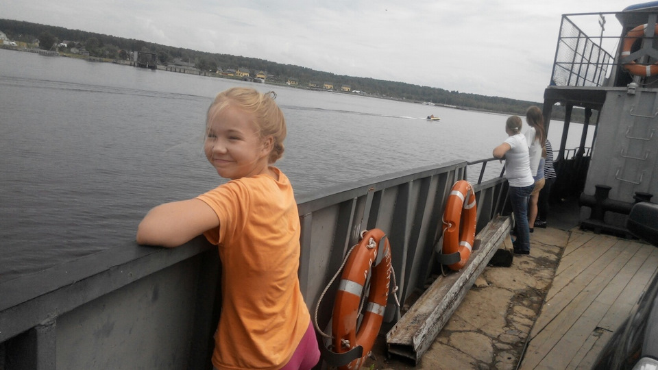 Пассажирам было вполне весело. Я в числе других водителей (шесть авто за раз) сидел в машине и готовился к десанту на соседний берег. На все ушло минут сорок не считая ожидания в очереди — Nissan X-Trail I (t30)