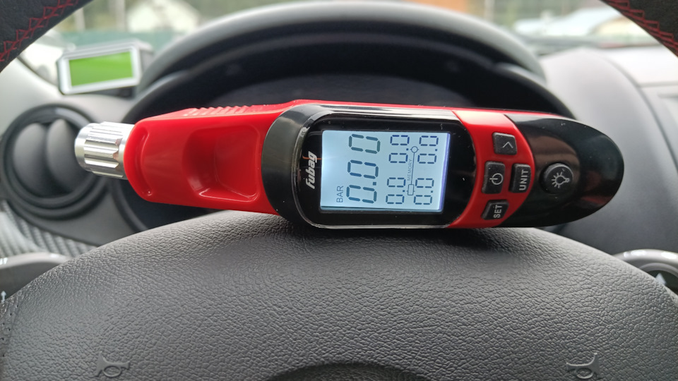 Этот же манометр интересен тем, что имеет память на 4 колеса — Lada Гранта Drive Active