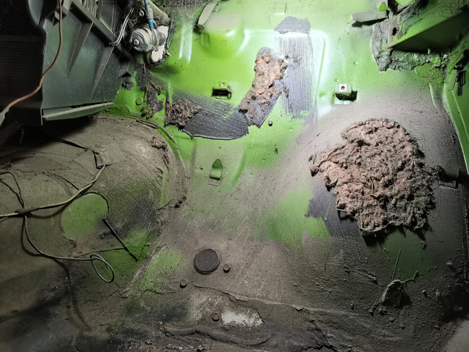 моторный щит абсолютно целый — Lada 21021
