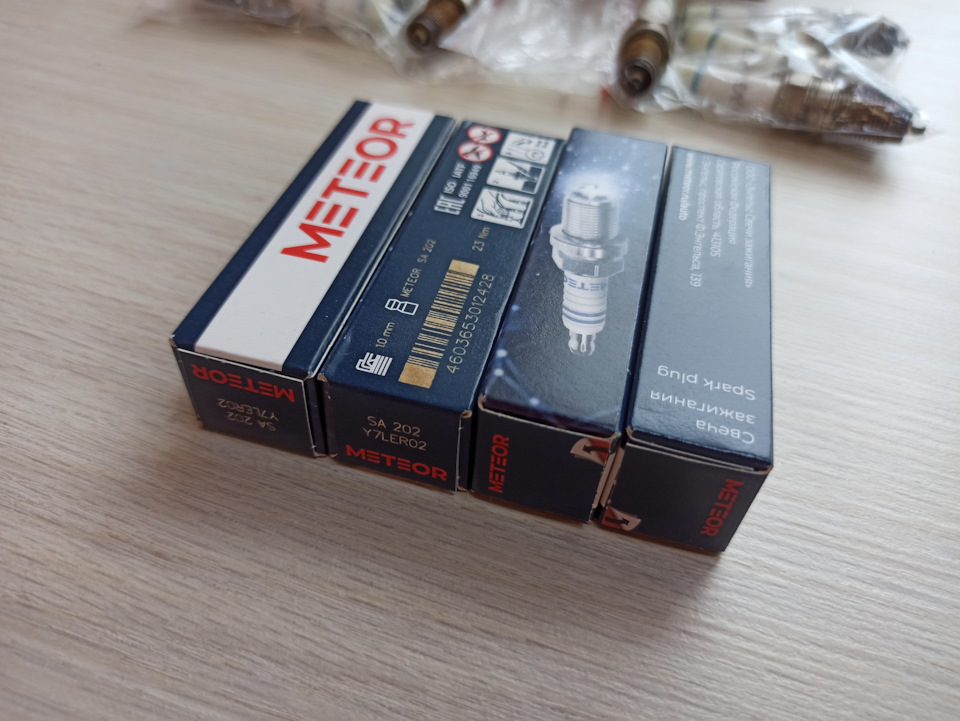 Упаковка новых свечей Meteor sa202 — Volkswagen Polo Sedan. Запчасти на фото: SA202