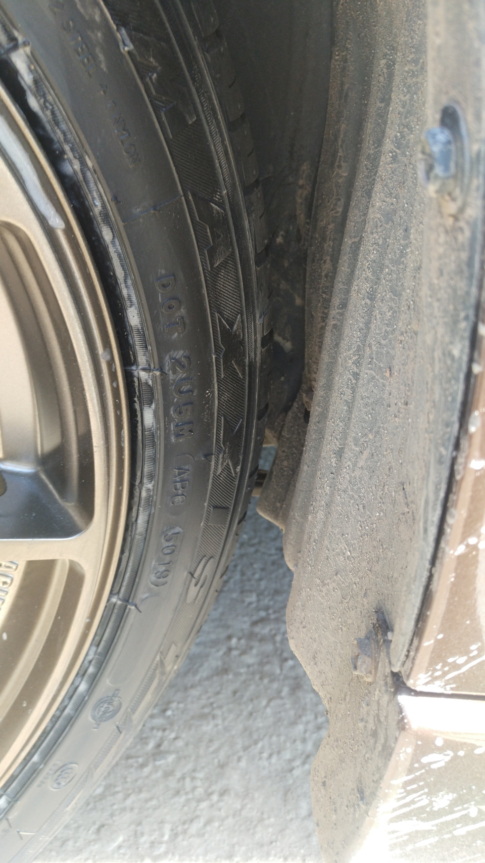 Левое колесо при полном вывороте руля влево — Toyota Vista (50)