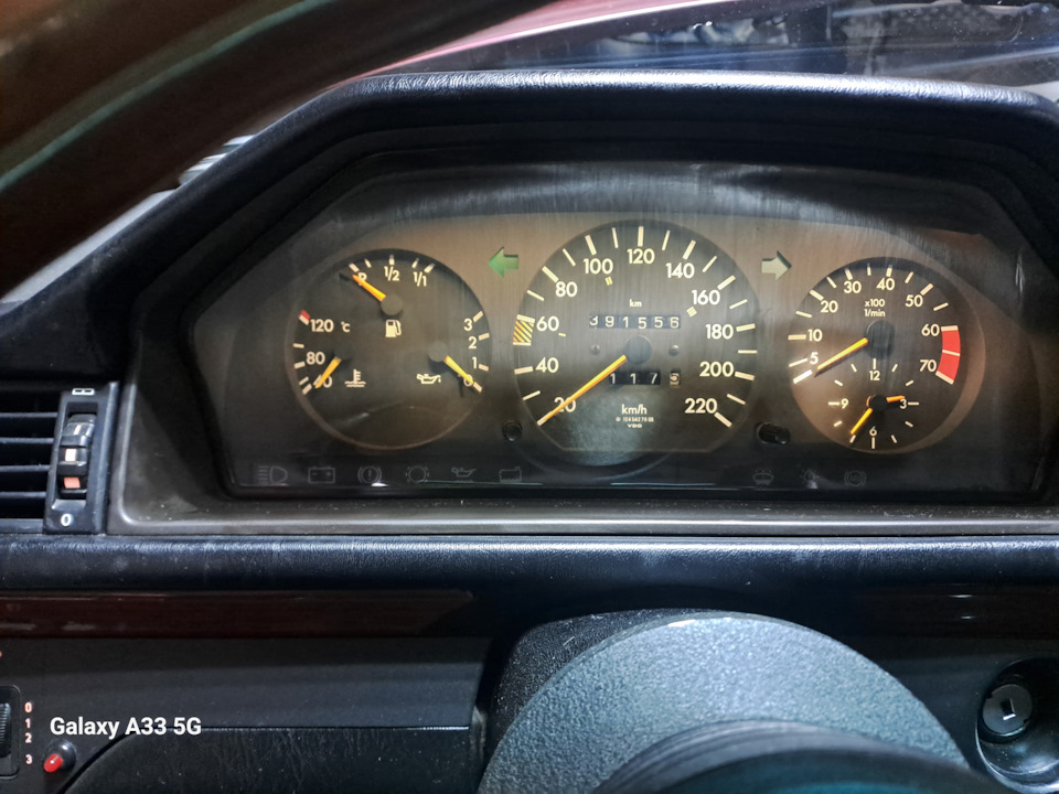 Стало так . В гараже много света, поэтому здесь не понятно по подсветке . — Mercedes-Benz E-Class (W124)