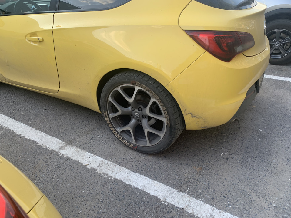 Opel Astra J GTC 275/40/R20 — Opel Astra J GTC