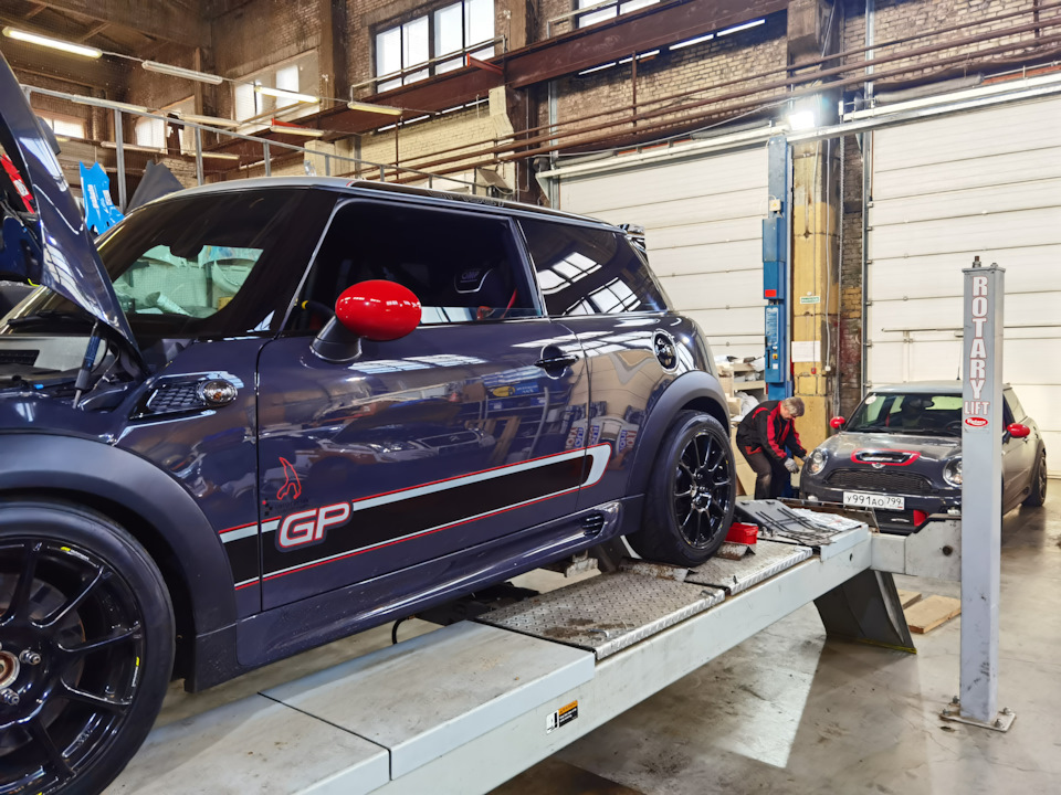 На переднем плане на подъёмнике ещё один GP — MINI John Cooper Works GP (R56)